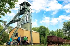 Radfahrer machen einen Stopp vor einem Bergbau
