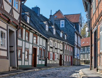 Blick in eine Pflastersteinstraße mit schönen Fachwerkhäusern