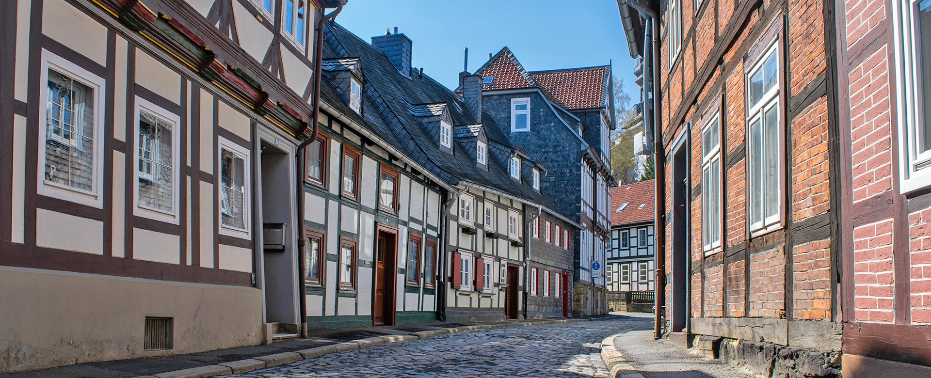 Blick in eine Pflastersteinstraße mit schönen Fachwerkhäusern