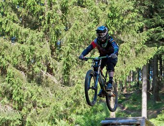 Biker springt im Bikepark Hahnenklee 