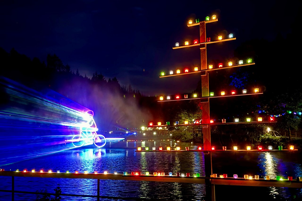 Lasershow über den Okerteich und ein Lichterbaum 