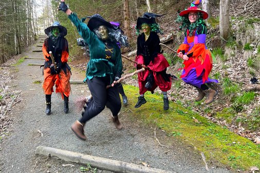 Hexen springen auf ihrem Besen hoch