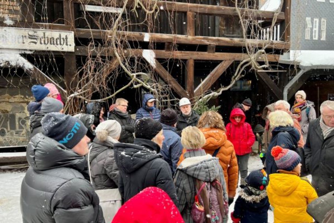 Menschen im Innenhof bei Museumsführung 