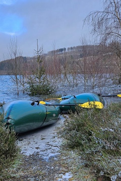Zwei angelegte Packrafting Boote an einem Flussufer