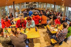 Bürgerfrühstück in der Winterkirche, Menschen sitzen an Tischen und Frühstücken