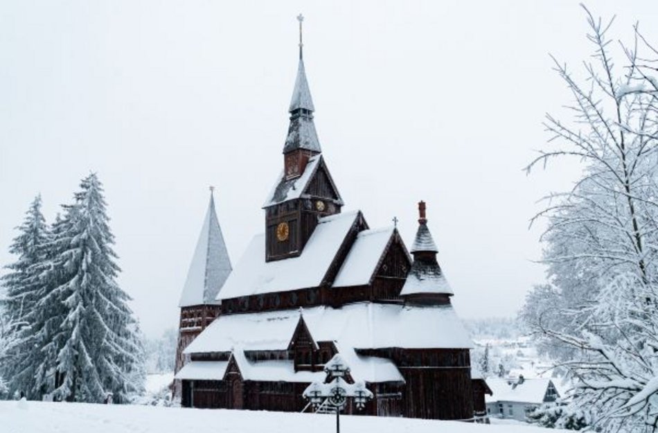 Stabkirche Hahnenklee im Winter 