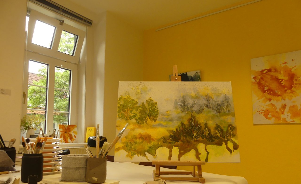 Blick ins Atelier Memel mit Kunstwerk im Fokus