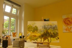 Blick ins Atelier Memel mit Kunstwerk im Fokus