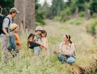 Familie am Clausthaler Flutgraben. Mutter erklärt Kindern die Funktion