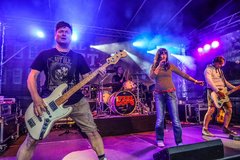 Band spielt auf der Bühne