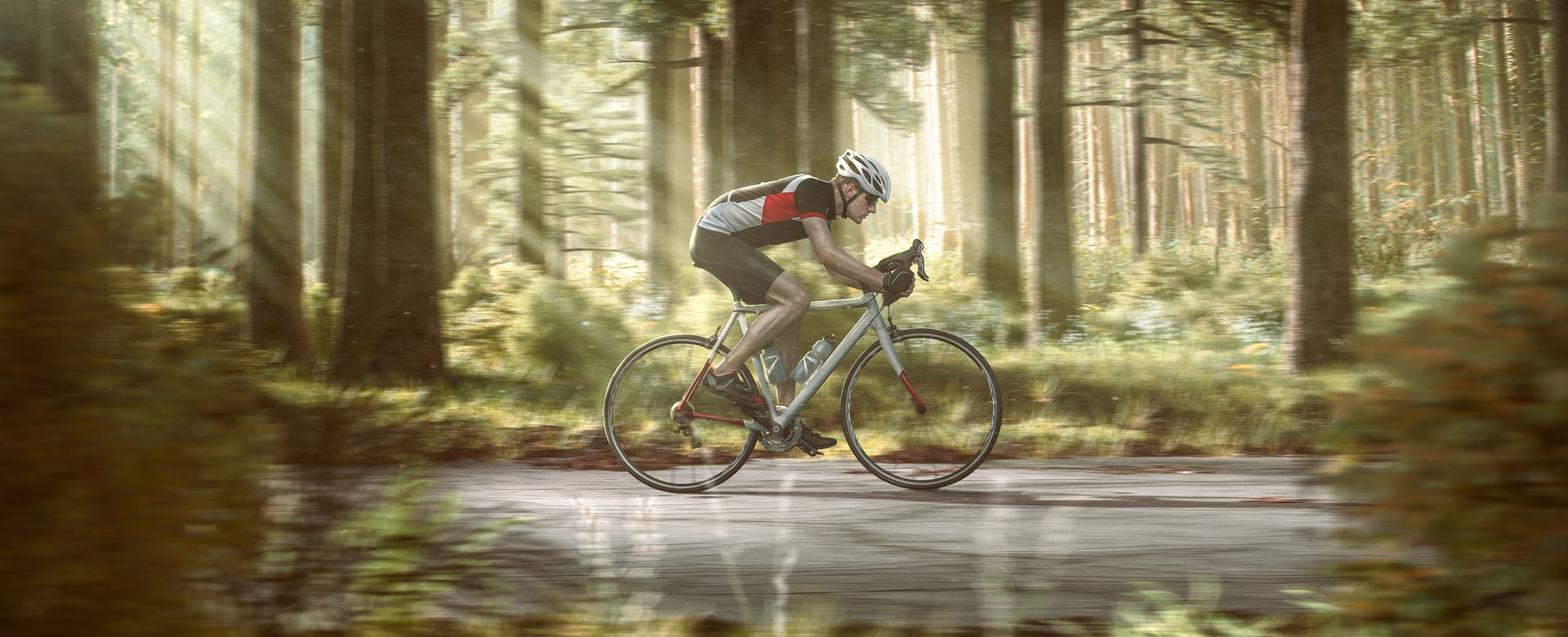 Rennradfahrer fährt auf einem Weg durch einen Wald