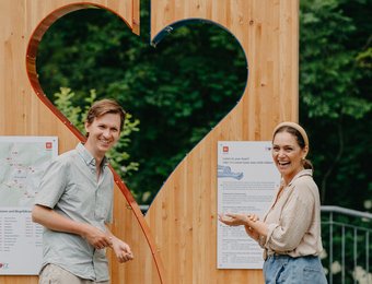 Zwei Personen stehen an der Startstation vom Altenauer Herzweg 