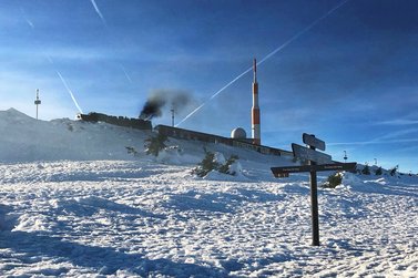 Blick auf Brockenbahn und Brockengipfel im Winter