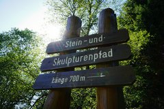 Eingangsschild zum Skulpturenpfad 
