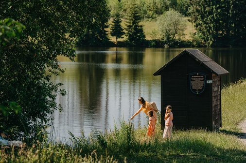 Mutter mit 2 Kindern am Teich