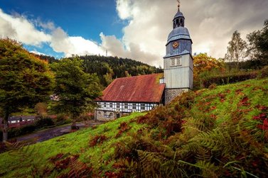 Die Maria-Magdalenen-Kirche in Wildemann liegt am Hang