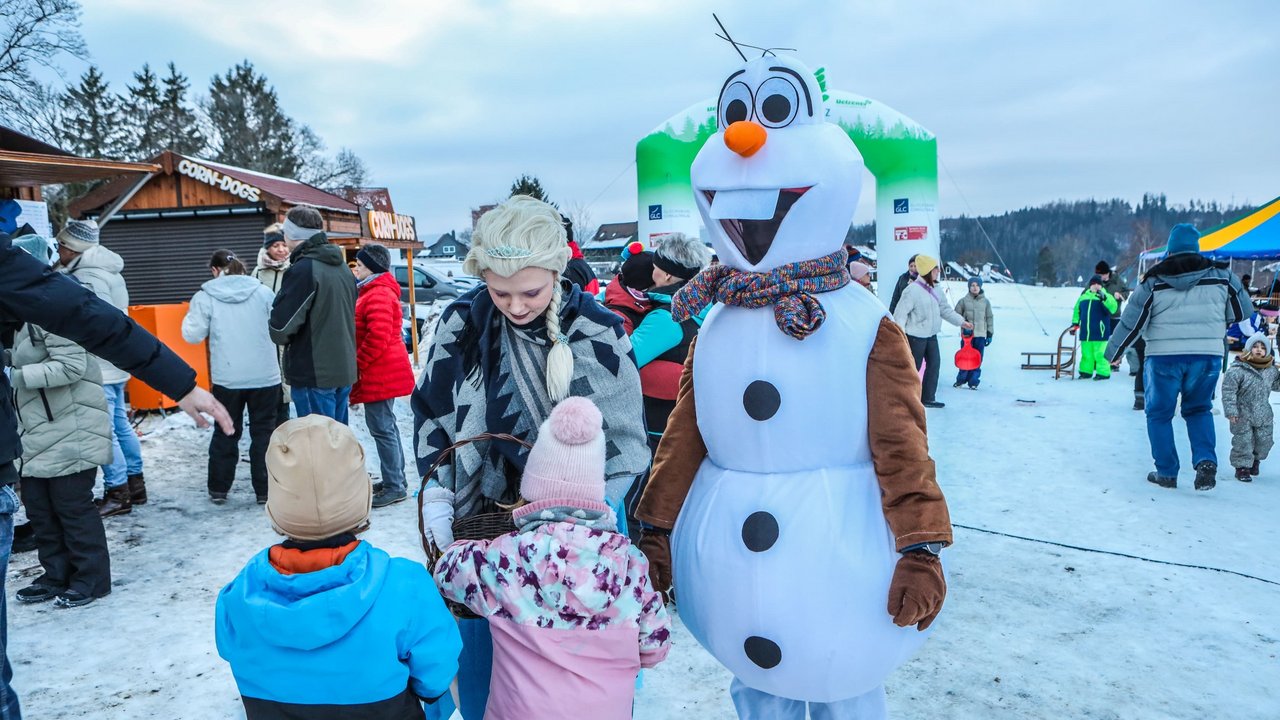Olaf und Elsa werden von Kinder umringt 