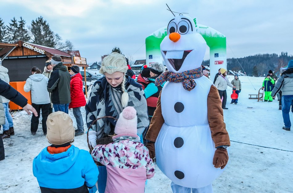 Olaf und Elsa werden von Kinder umringt 
