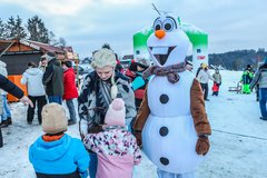 Olaf und Elsa werden von Kinder umringt 