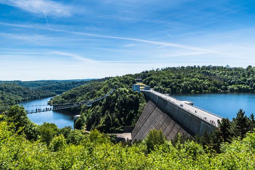 Panoramablick über die Rapbodetalsperre mit Hängebrücke