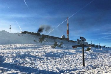 Brockenbahn auf dem Brockengipfel im Winter 