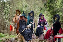 Hexen sitzen im Wald 