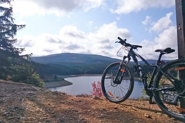 Fahrrad abgestellt vor einer Aussicht auf einen See