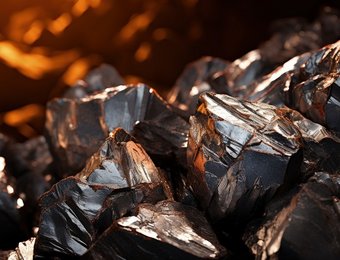 Kristalle und Mineralien liegen auf einem Haufen