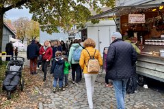 Gäste laufen über den Kunsthandwerkerhof 