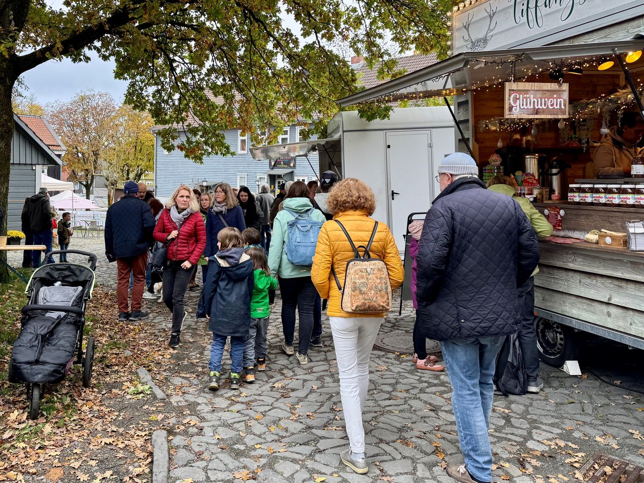 Gäste laufen über den Kunsthandwerkerhof 