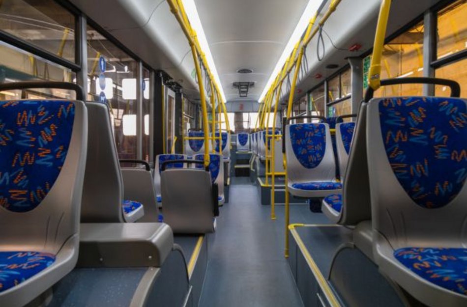Innenraum eines leeren Busses