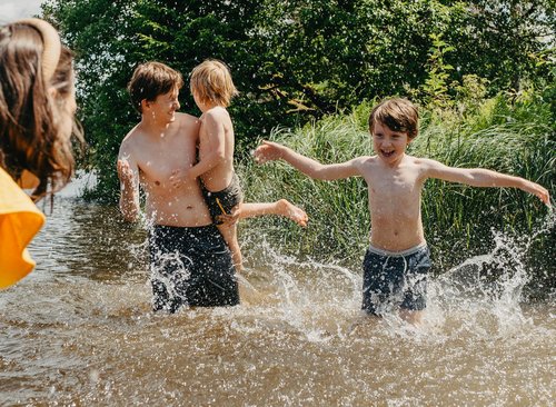 Familie planscht zusammen im See