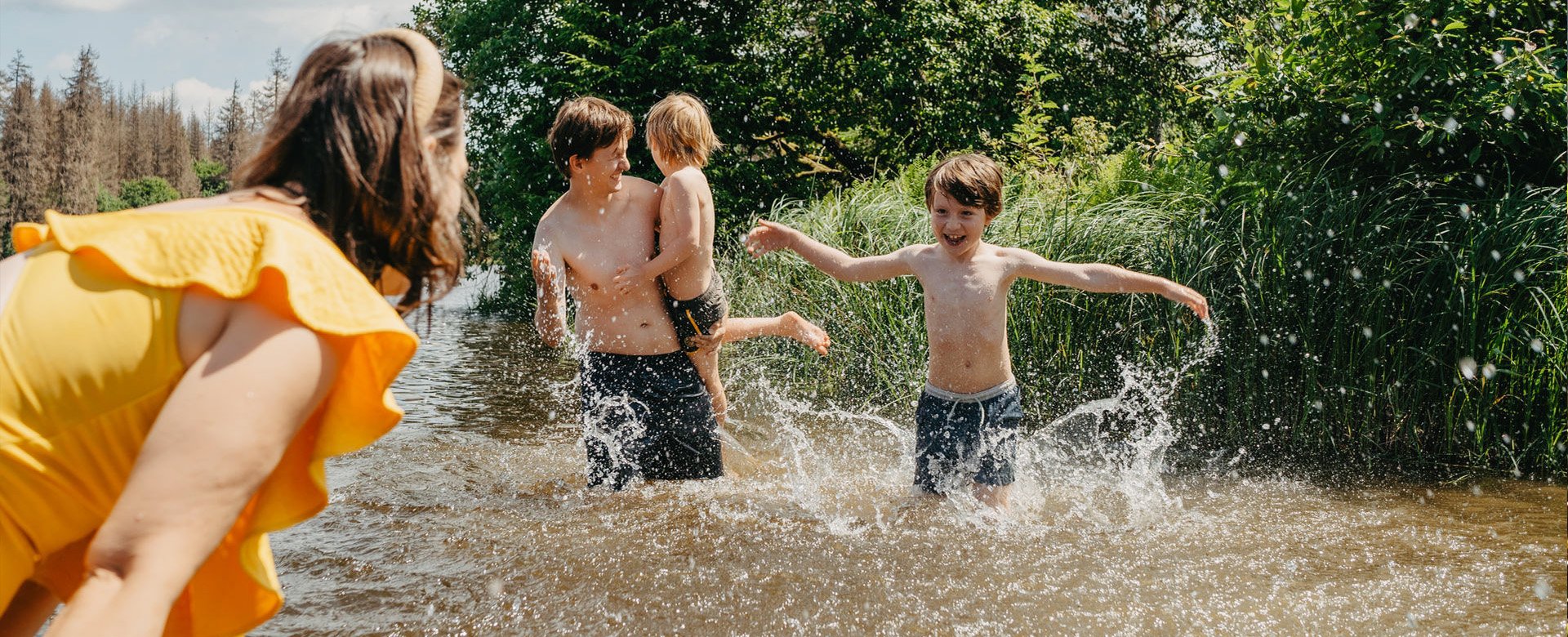 Familie planscht zusammen im See