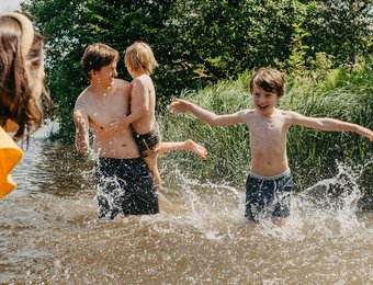 Familie planscht zusammen im See