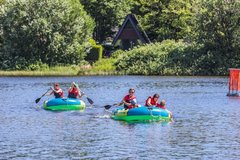 Menschen fahren mit Schlauchbooten auf dem Teich 