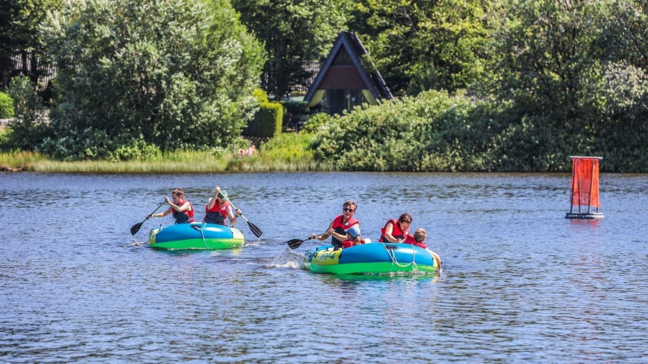 Menschen fahren mit Schlauchbooten auf dem Teich 