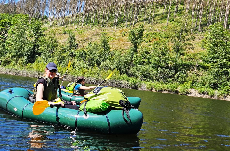 Blick auf 2 Packrafter auf einem Fluss
