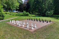 Riesenschachbrett mit Spielfiguren im Mehrgenerationen Bewegungspark