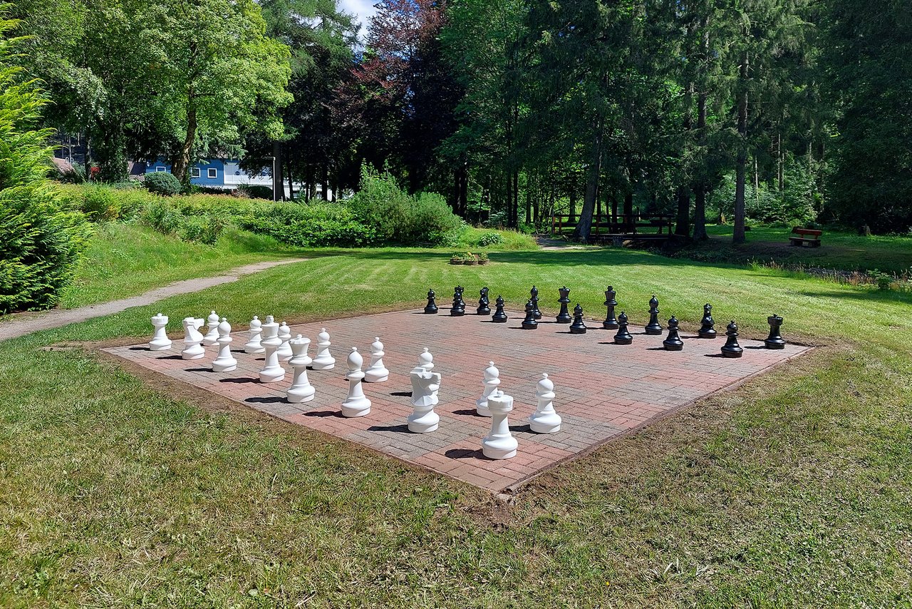 Riesenschachbrett mit Spielfiguren im Mehrgenerationen Bewegungspark