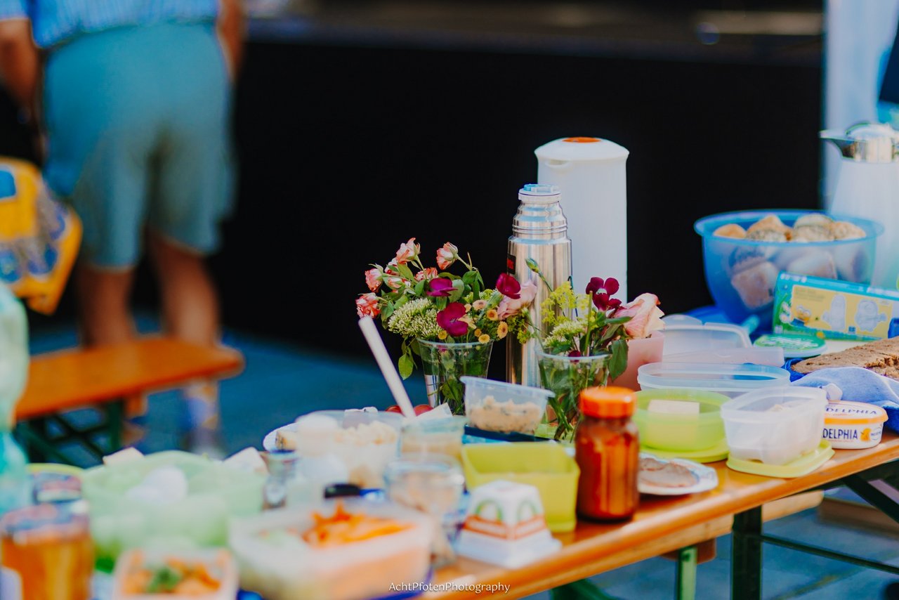 Blumen und Essen steht auf dem Tisch