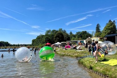 Blick auf die großen Wasserbälle und Gäste im Wasser 