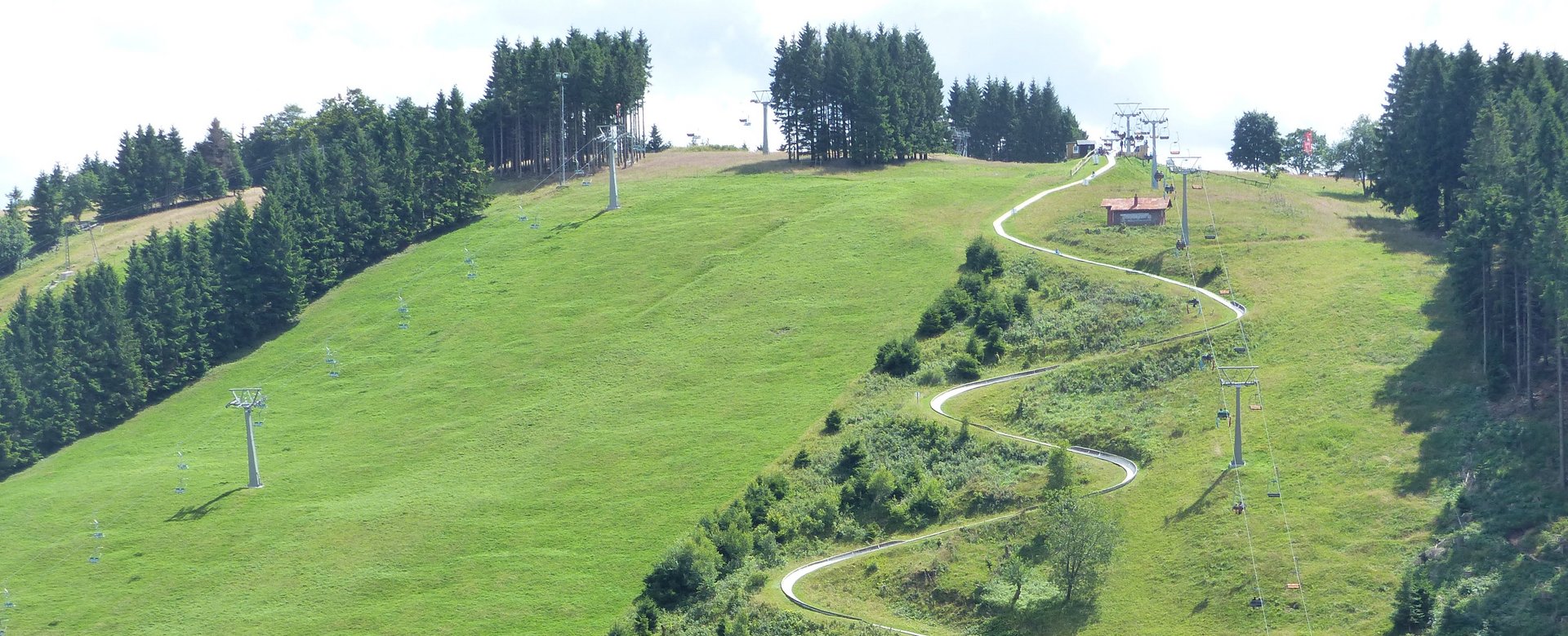Weitblick auf die komplette Strecke der Sommerrodelbahn 