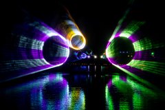 Eine Lasershow strahlt über den Okerteich 