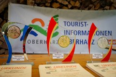 Drei Pokale mit den Urkunden für den Cup 