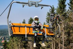 Biker fährt im Sessellift