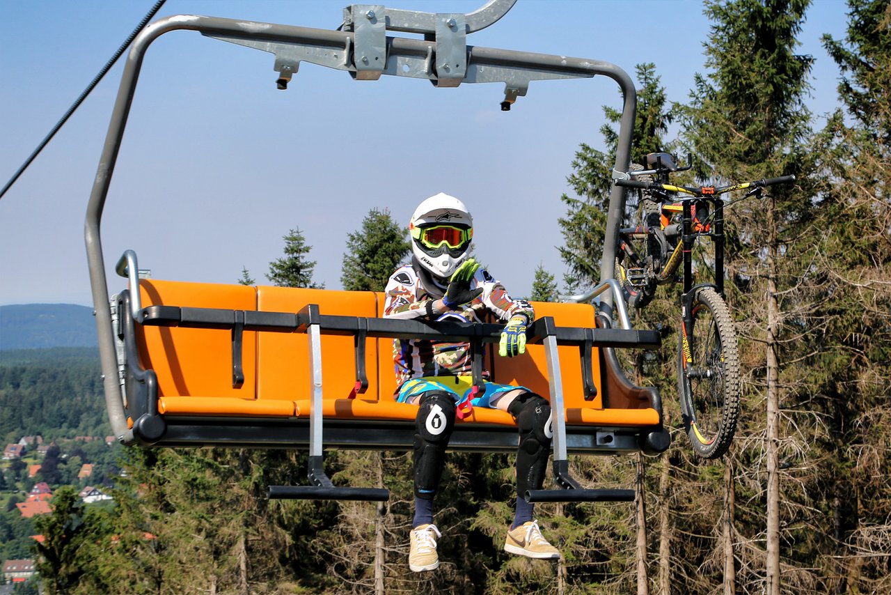 Biker fährt im Sessellift
