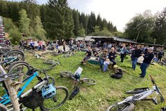 viele Mountainbiker machen eine Pause im Racepark Schulenberg