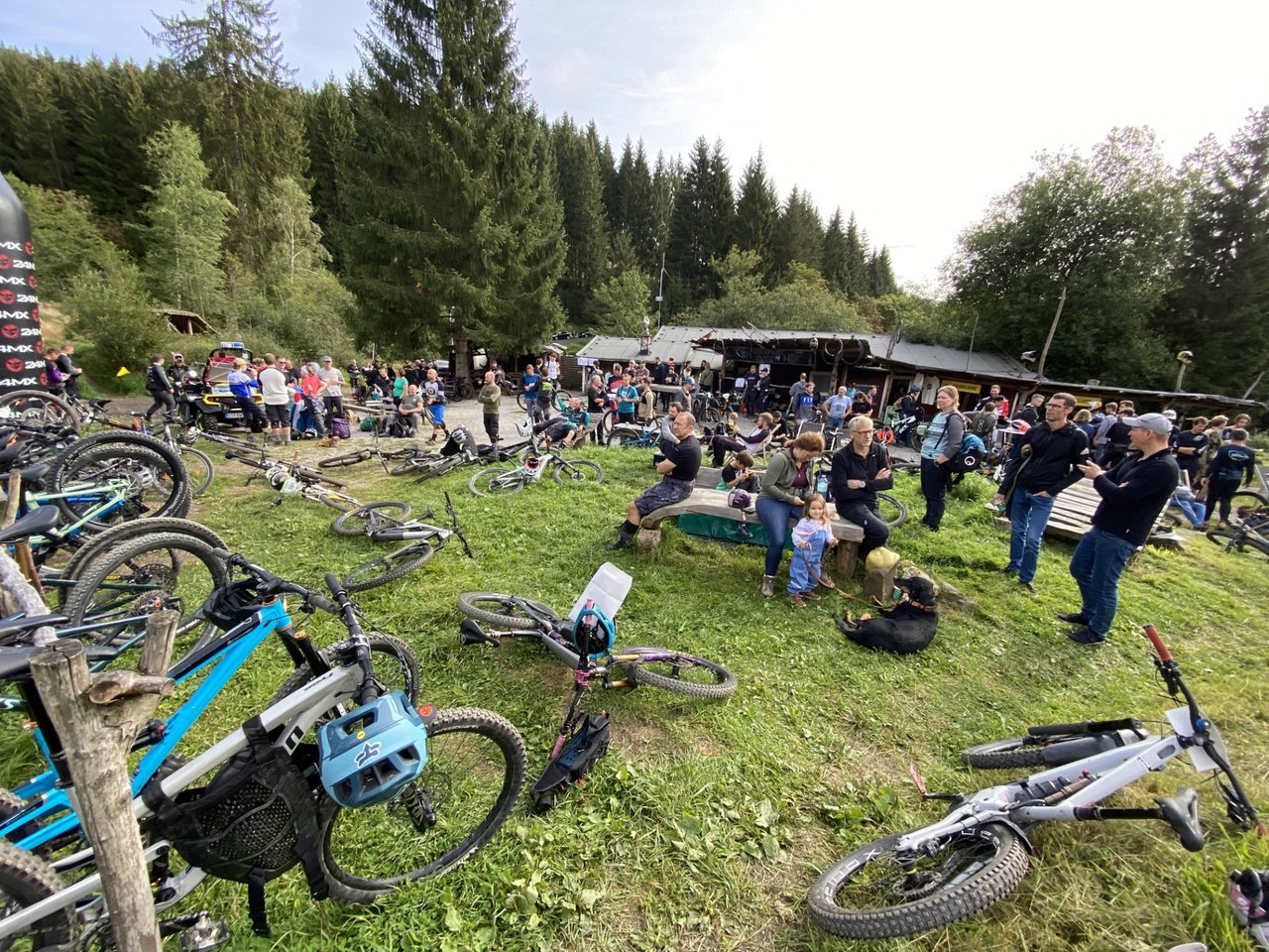 viele Mountainbiker machen eine Pause im Racepark Schulenberg