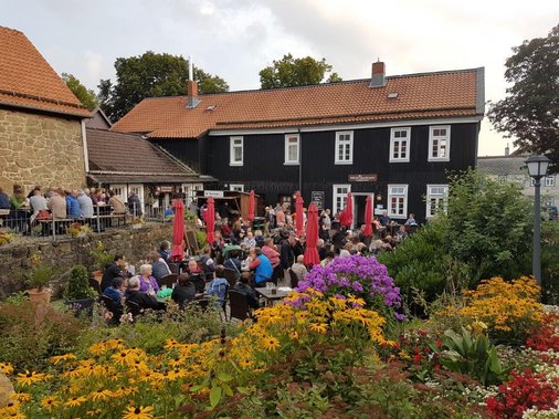 Biergarten gefüllt mit Menschen vor der Brauakademie 