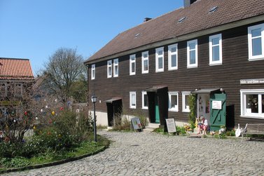 Gebäude des Kunsthandwerkerhofes bei Sonnenschein